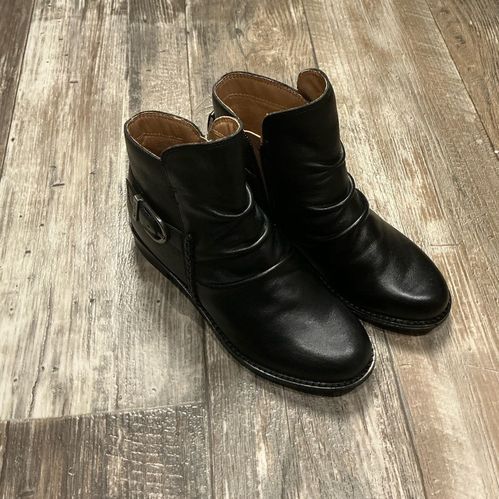 Earth Black Ankle Booties with Buckle Detail Size 6 - Picture 12 of 12